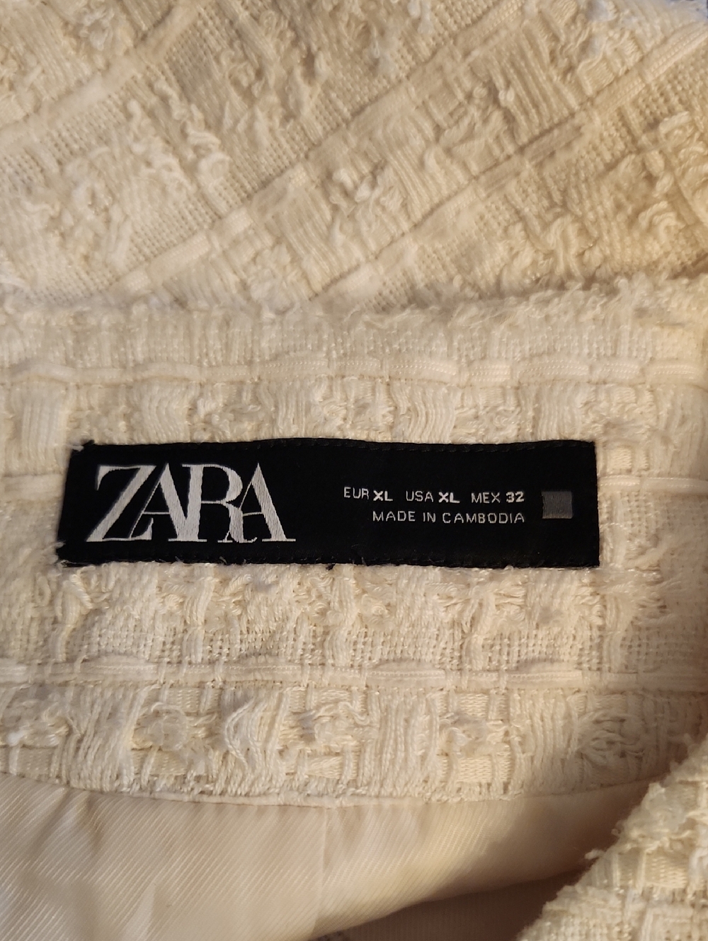 ZARA Cream Tweed Cropped Blazer with Gold Buttons - Picture 4 of 4